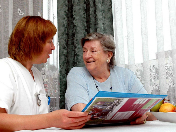 Pflegerin im Gespräch mit einer Seniorin - Albertinen Haus in Hamburg Pflegerin im Gespräch mit einer Seniorin - Albertinen Haus in Hamburg