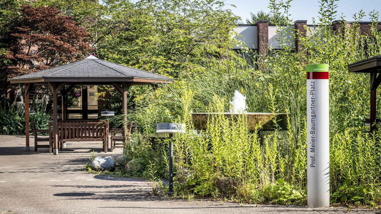 Pavillon mit Sitzmöglichkeit im Garten der Albertinen Haus Service-Wohnanlage