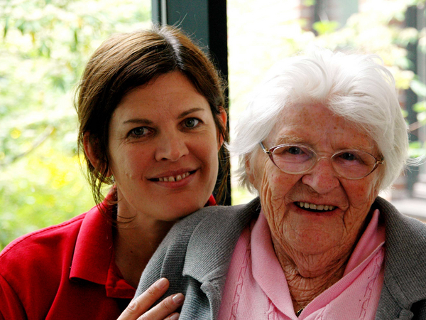 Mitarbeiterin mit Bewohnerin - Wohn-Pflegeeinrichtung - Albertinen Haus in Hamburg Mitarbeiterin mit Bewohnerin - Wohn-Pflegeeinrichtung - Albertinen Haus in Hamburg