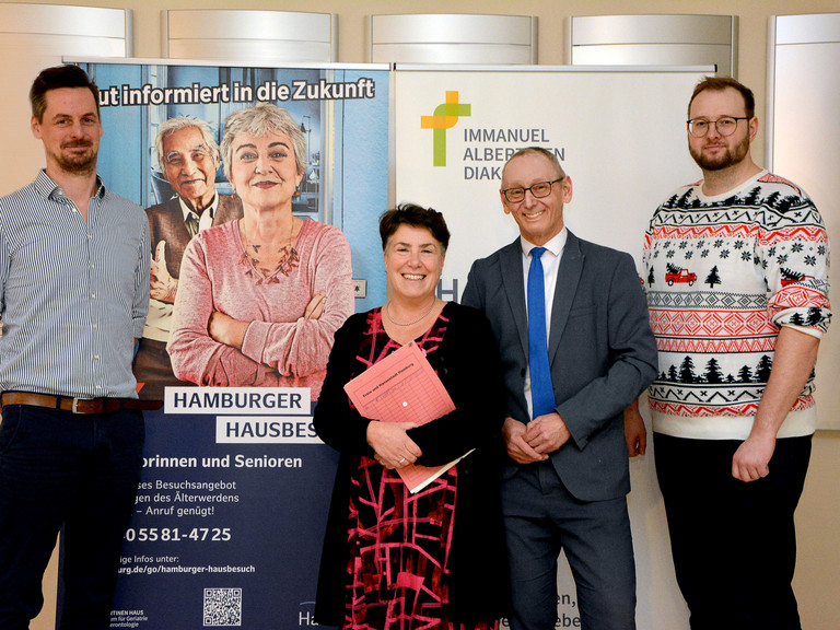 von links: Benjamin Rink, Leiter Fachstelle Hamburger Hausbesuch für Seniorinnen und Senioren, Ulrike Warlimont, Fachreferentin Fachabteilung Senioren und Pflege in der Sozialbehörde, Ralf Zastrau, Geschäftsführer im Albertinen Haus, Marcel Wendt, Stellvertretender Leiter Fachstelle Hamburger Hausbesuch von links: Benjamin Rink, Leiter Fachstelle Hamburger Hausbesuch für Seniorinnen und Senioren, Ulrike Warlimont, Fachreferentin Fachabteilung Senioren und Pflege in der Sozialbehörde, Ralf Zastrau, Geschäftsführer im Albertinen Haus, Marcel Wendt, Stellvertretender Leiter Fachstelle Hamburger Hausbesuch