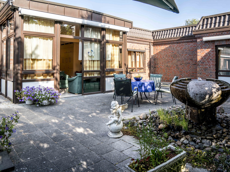 Blick auf die Terrasse und Außenansicht der stationären Wohngemeinschaft - Albertinen Haus in Hamburg Blick auf die Terrasse und Außenansicht der stationären Wohngemeinschaft - Albertinen Haus in Hamburg