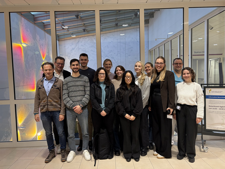 Eine Gruppe Studierender von der Medical School Hamburg bei ihrem Besuch gemeinsam mit ihrem Professor und dem Geschäftsführer des Albertinen Krankenhauses, Christian Rilz Eine Gruppe Studierender von der Medical School Hamburg bei ihrem Besuch gemeinsam mit ihrem Professor und dem Geschäftsführer des Albertinen Krankenhauses, Christian Rilz