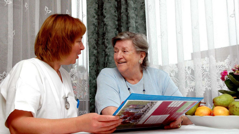 Pflegerin im Gespräch mit einer Seniorin - Albertinen Haus in Hamburg Pflegerin im Gespräch mit einer Seniorin - Albertinen Haus in Hamburg