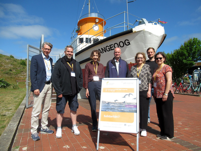 Organisatorenteam der 10. Psychodynamischen Tage Langeoog vor dem Schiff „Langeoog“ bei der Jubiläumstagung der Albertinen Akademie. Organisatorenteam der 10. Psychodynamischen Tage Langeoog vor dem Schiff „Langeoog“ bei der Jubiläumstagung der Albertinen Akademie.