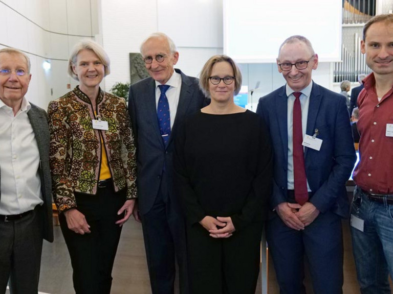 Prof. Dr. Hans-Peter Meier-Baumgartner, Dr. Ulrike Dapp, Prof. Dr. Wolfgang von Renteln-Kruse, Melanie Schlotzhauer, Ralf Zastrau und PD Dr. Markus Gödel stehen nebeneinander und blicken freundlich in die Kamera bei der Jubiläumsveranstaltung mit Symposium und einer Dankesveranstaltung zum 25-jährige Bestehen der LUCAS Langzeit-Kohortenstudie im Hamburger Albertinen Haus und Kirche am Albertinen Krankenhaus.. Prof. Dr. Hans-Peter Meier-Baumgartner, Dr. Ulrike Dapp, Prof. Dr. Wolfgang von Renteln-Kruse, Melanie Schlotzhauer, Ralf Zastrau und PD Dr. Markus Gödel stehen nebeneinander und blicken freundlich in die Kamera bei der Jubiläumsveranstaltung mit Symposium und einer Dankesveranstaltung zum 25-jährige Bestehen der LUCAS Langzeit-Kohortenstudie im Hamburger Albertinen Haus und Kirche am Albertinen Krankenhaus..