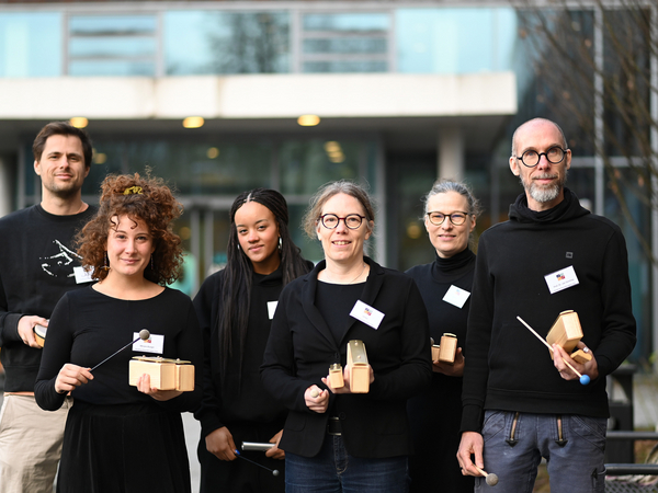 Musikerinnen und Musiker der Healing Soundscapes mit Instrumenten im Albertinen Haus. Musikerinnen und Musiker der Healing Soundscapes mit Instrumenten im Albertinen Haus.