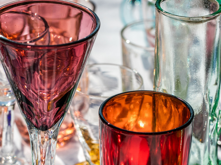 Ein Tisch mit bunten Trinkgläsern auf eine Flohmarkt. Ein Tisch mit bunten Trinkgläsern auf eine Flohmarkt.