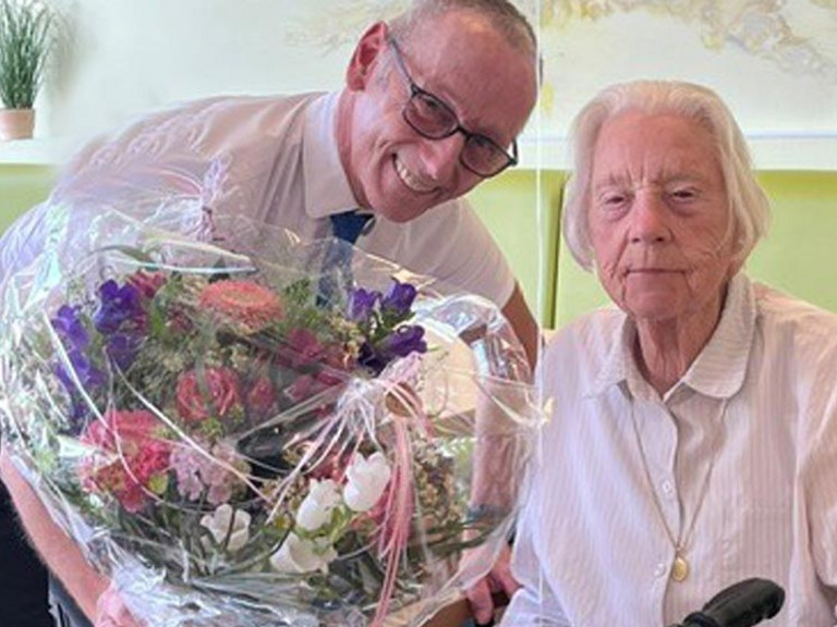 Ralf Zastrau, Geschäftsführer des Albertinen Hauses in Schnelsen gratuliert Frauke Hansen mit Blumenstrauß zum 100. Geburtstag Ralf Zastrau, Geschäftsführer des Albertinen Hauses in Schnelsen gratuliert Frauke Hansen mit Blumenstrauß zum 100. Geburtstag